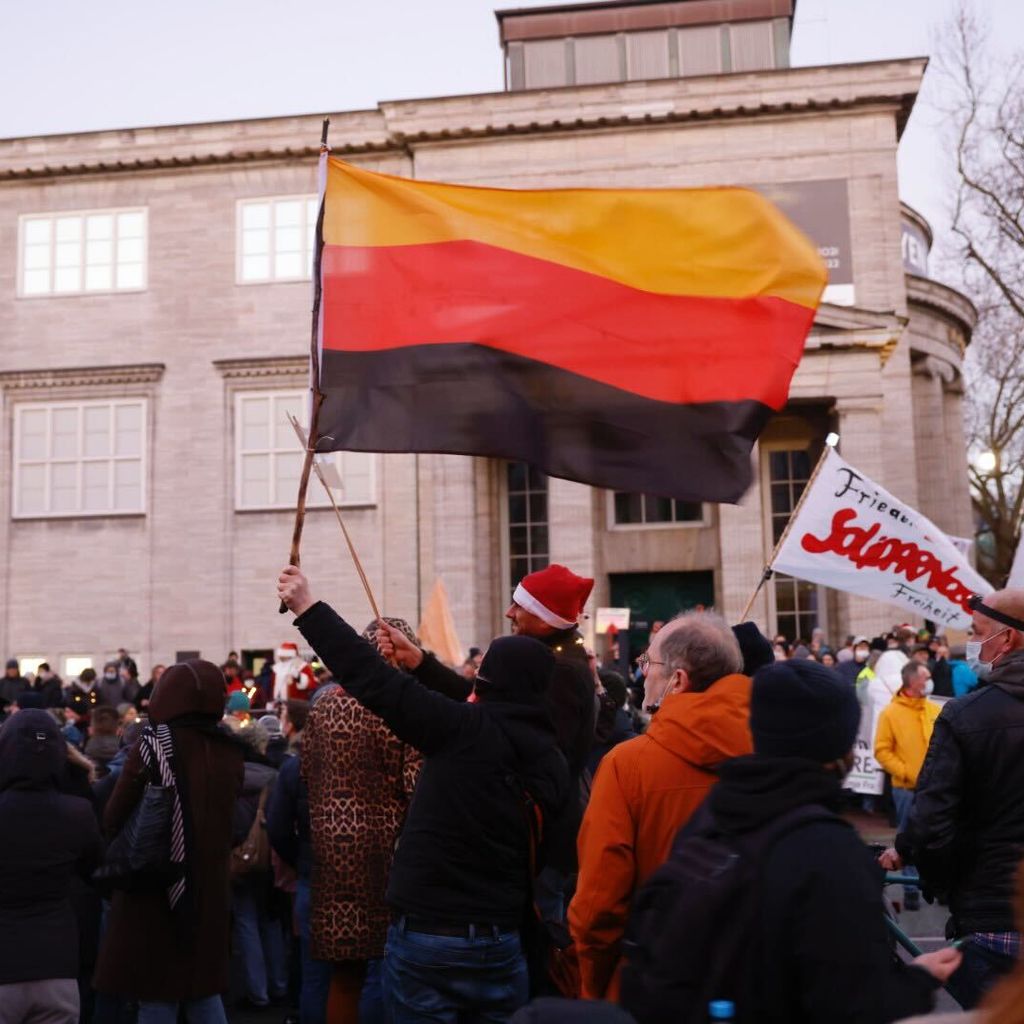 Bei der Demo hielten vereinzelnd Teilnehmer die Deutschlandflagge verkehrtherum – ein deutliches Bekenntnis zur Reichsbürger-Szene.