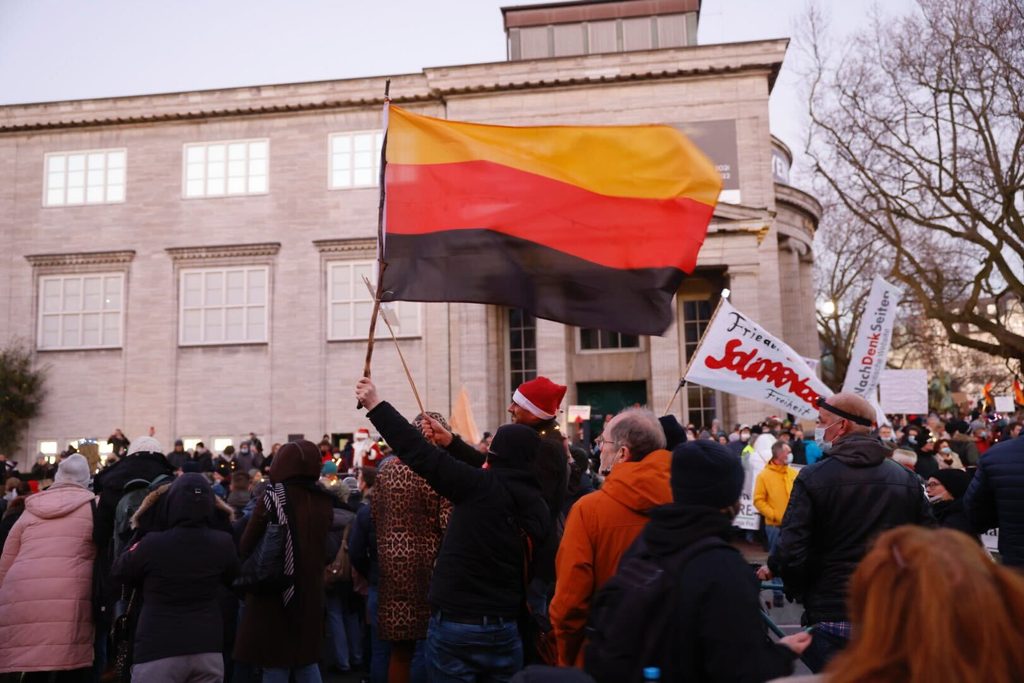 Bei der Demo hielten vereinzelnd Teilnehmer die Deutschlandflagge verkehrtherum – ein deutliches Bekenntnis zur Reichsbürger-Szene.