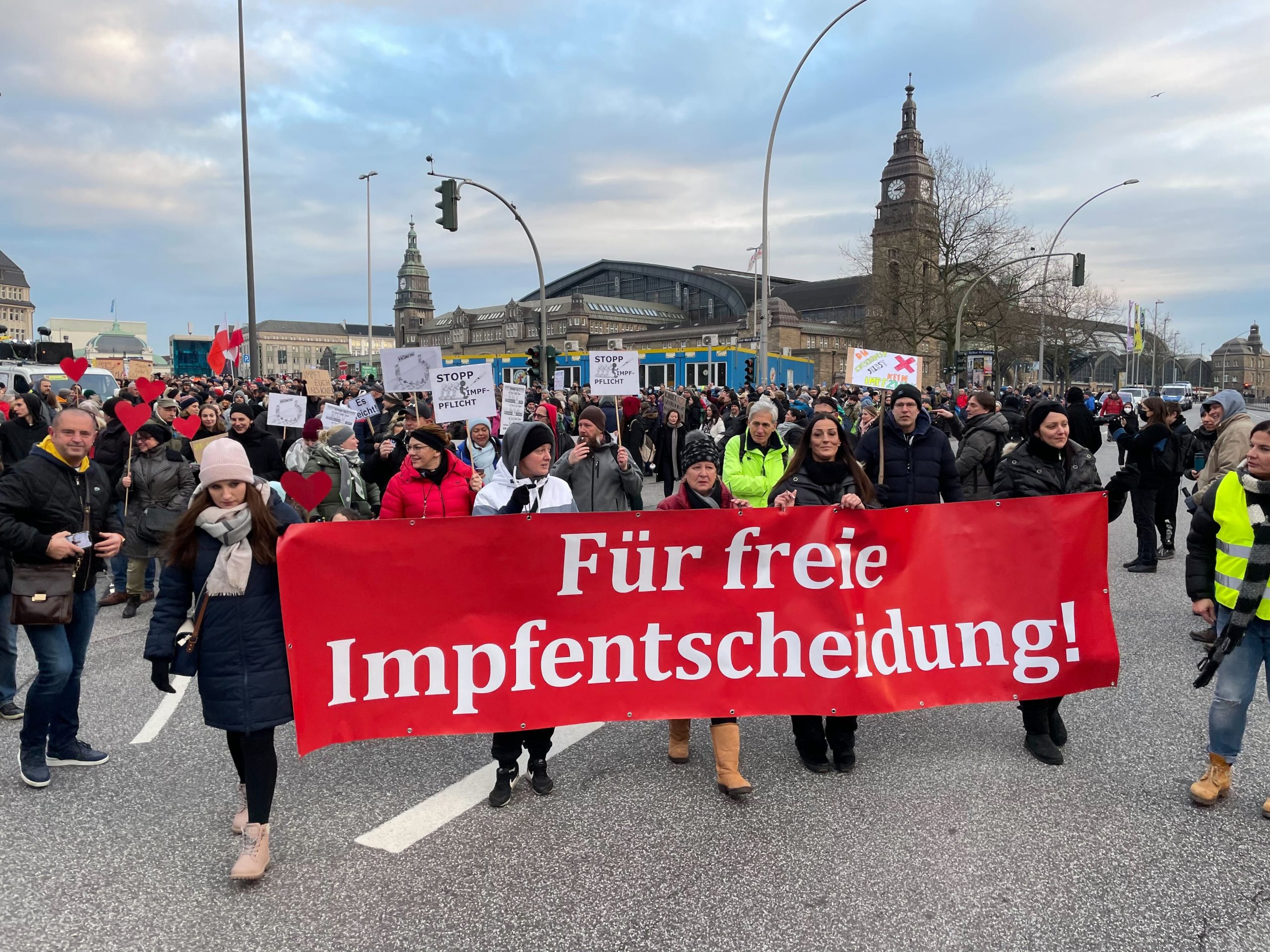 Tausende Menschen demonstrieren in Hamburg erneut gegen die Corona-Regeln.