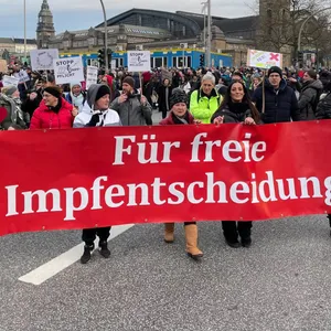 Tausende Menschen demonstrieren in Hamburg erneut gegen die Corona-Regeln.