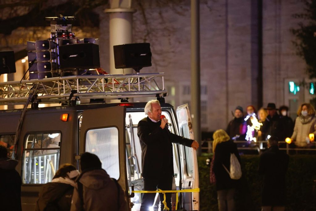 Heiko Schöning von der umstrittenen Gruppe „Ärzte für Aufklärung“ trat als Redner auf.