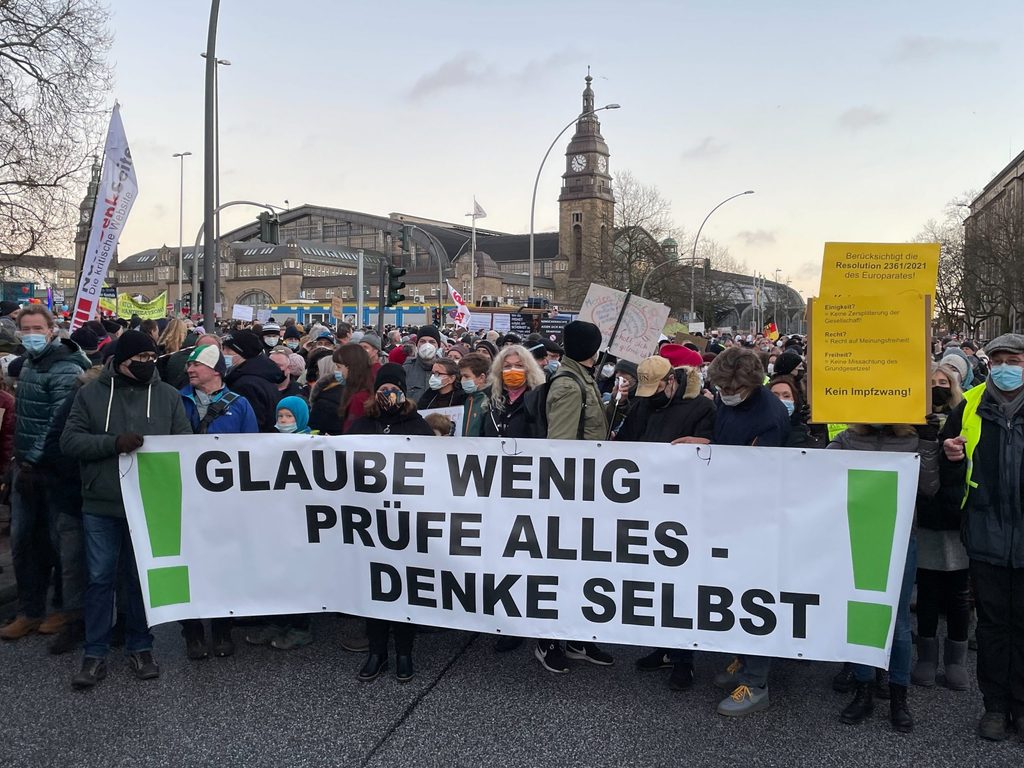 Die Demonstranten hielten Plakate mit Botschaften hoch.