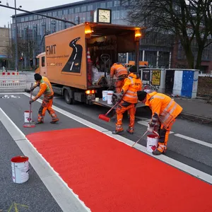 Die Fahrradweiche in der Habichtstraße wurde am Sonntagmorgen zur Signalwirkung rot eingefärbt.