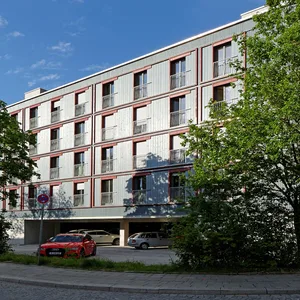 Die Parkplatzüberbauung der „Gewofag“ am Dantebad in München.