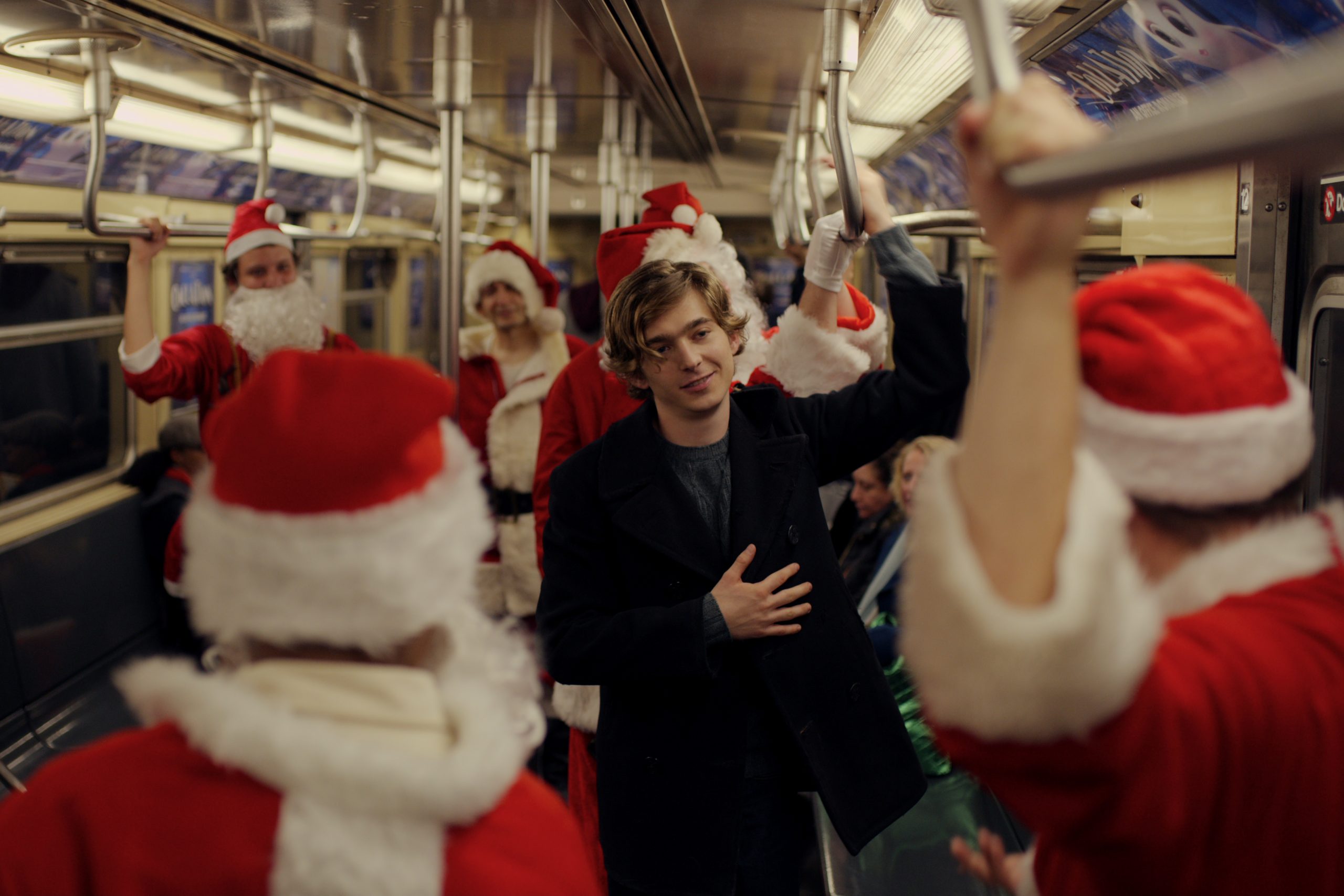 Das in der U-Bahn umgeben von Weihnachtsmännern