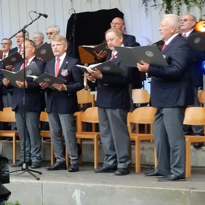 Der Polizeichor bei einem Konzert in Planten un Bloomen.