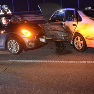 Vier Menschen wurden bei dem A1-Unfall nahe Hamburg verletzt. Die Autos mussten abgeschleppt werden.