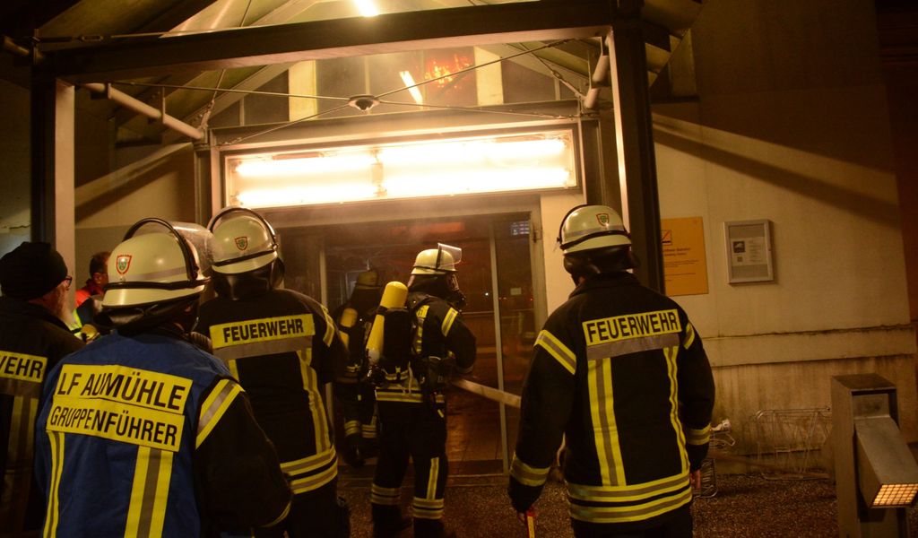 Die Feuerwehr löscht einen Brand am Bahnhof Aumühle.
