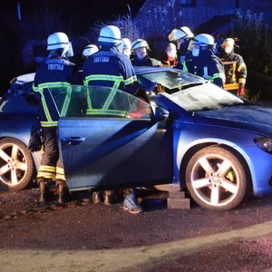 Feuerwehrleute mussten das Dach des Autos entfernen, um an die verletzte Fahrerin zu kommen.