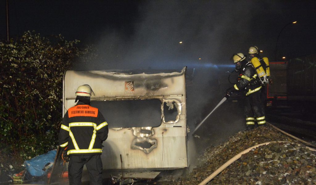 Am späten Donnerstagabend brannte ein Wohnwagen in Moorfleet vollständig aus.