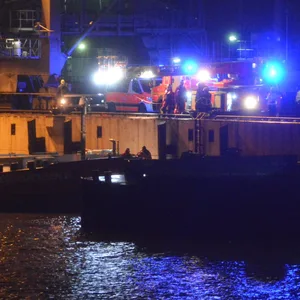 Einsatzkräfte an der Billwerder Bucht in Hamburg.