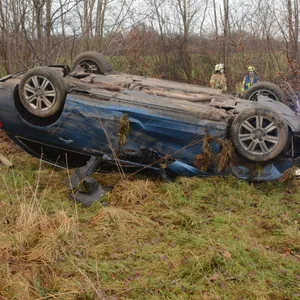 Das Auto blieb kopfüber auf einem Feld stehen.
