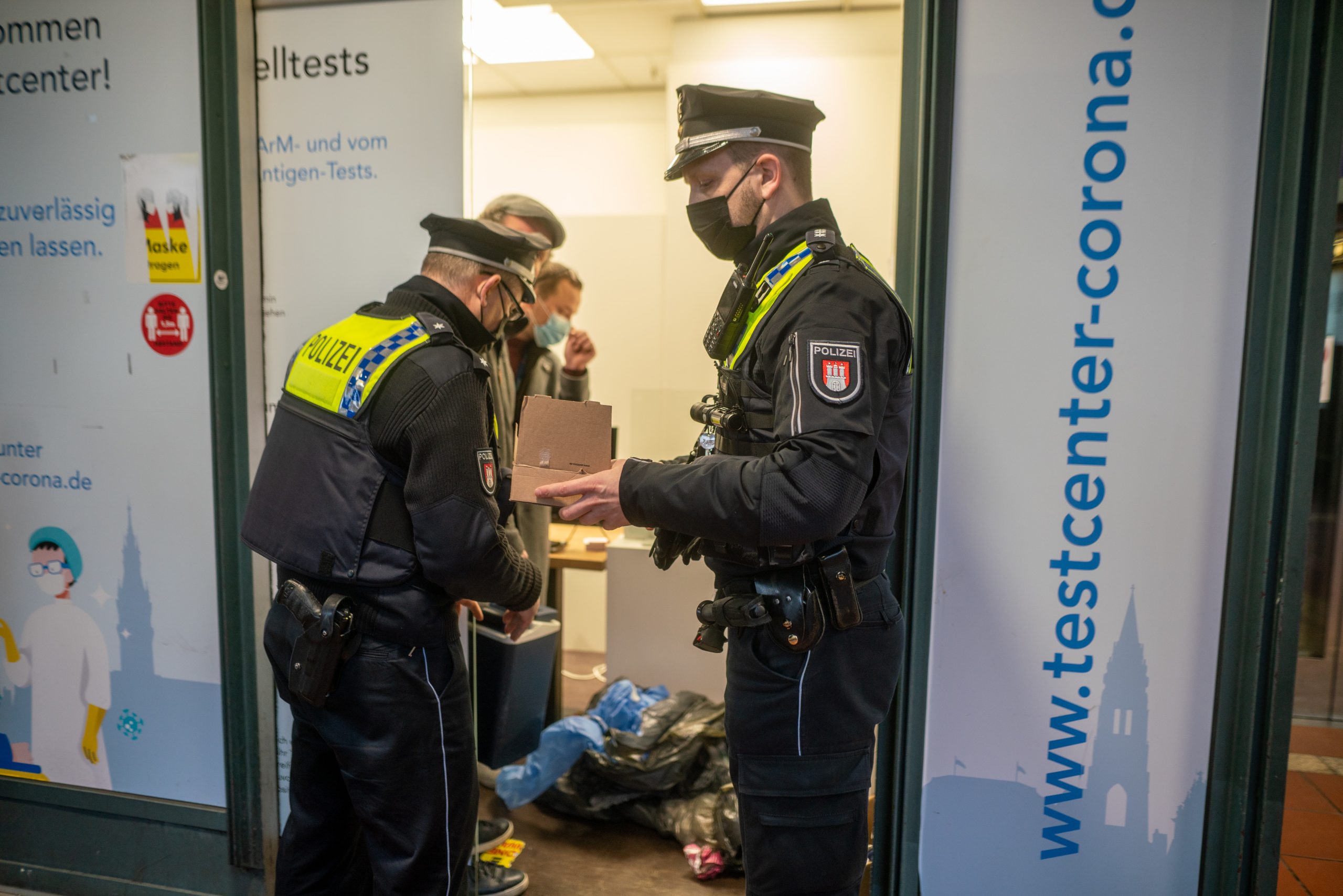 Polizei und Gesundheitsamt kontrollierten das Impfzentrum in der Wandelhalle in Hamburg.