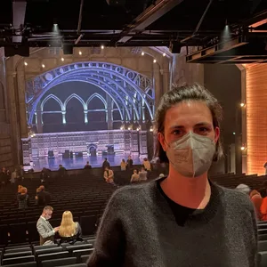 Nadine Rinke im sich leerenden Theater, im Hintergrund die Bühne