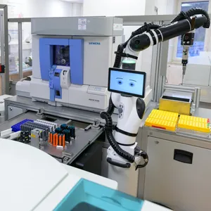 Bad Oldesloe: Zwei Roboter stehen im Labor zwischen den Analysegeräten bereit.