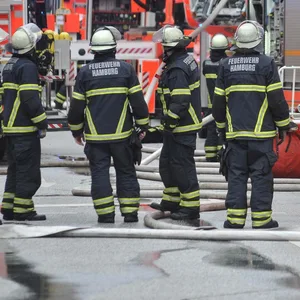 Die Feuerwehr rückte mit einem Großaufgebot und dem Notarzt an. (Symbolfoto)
