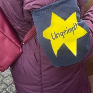 Solche Armbinden trugen einige Teilnehmer der Corona-Demo in Hamburg.
