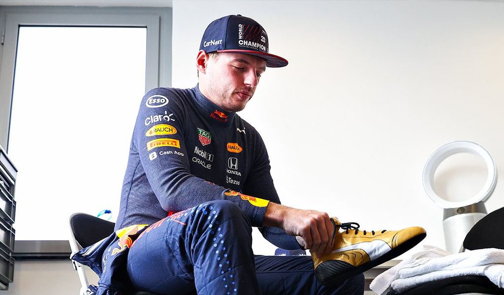 Formel-1-Weltmeister Max Verstappen in Gold-Schuhen