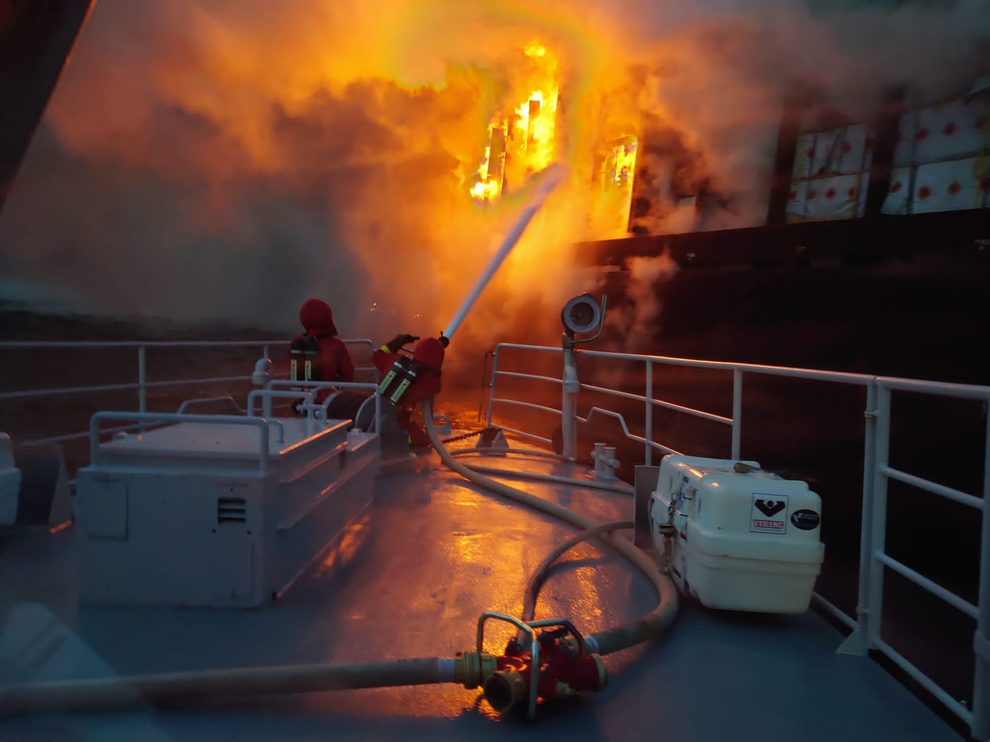 Seit Samstag kämpfen Rettungskräfte gegen einen Brand auf der „Almirante Storni“ vor Göteborg.