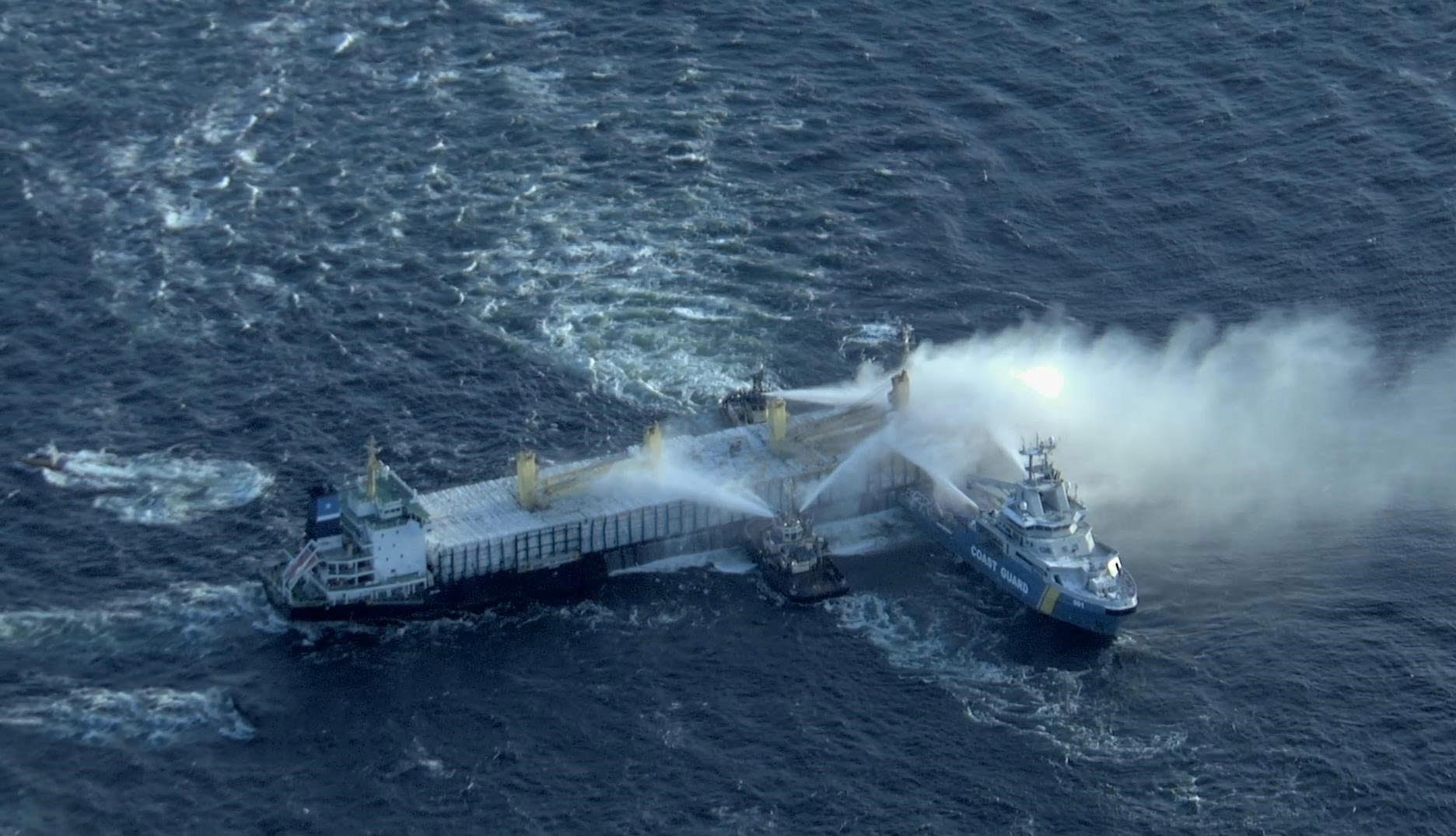 Rettungseinheiten pumpen Wasser in das Feuer auf der„Almirante Storni“.