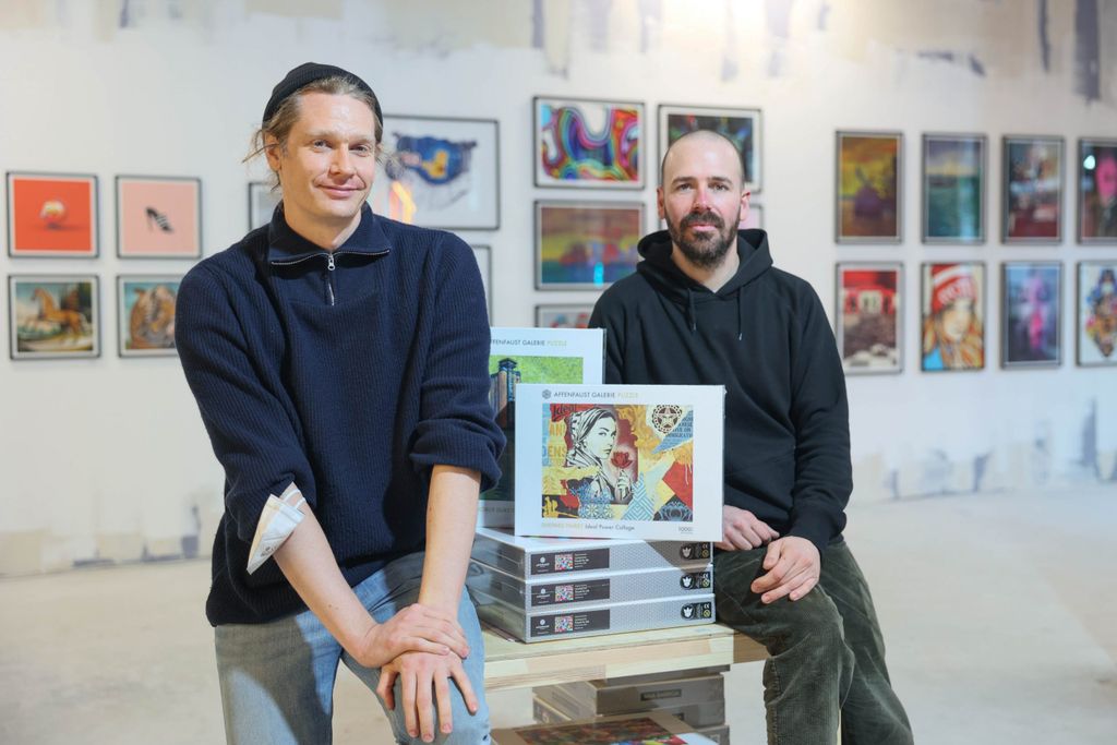 Die Galeristen Fred Schäfer (li., 38) und Marcus Schild (35) von der Galerie Affenfaust
