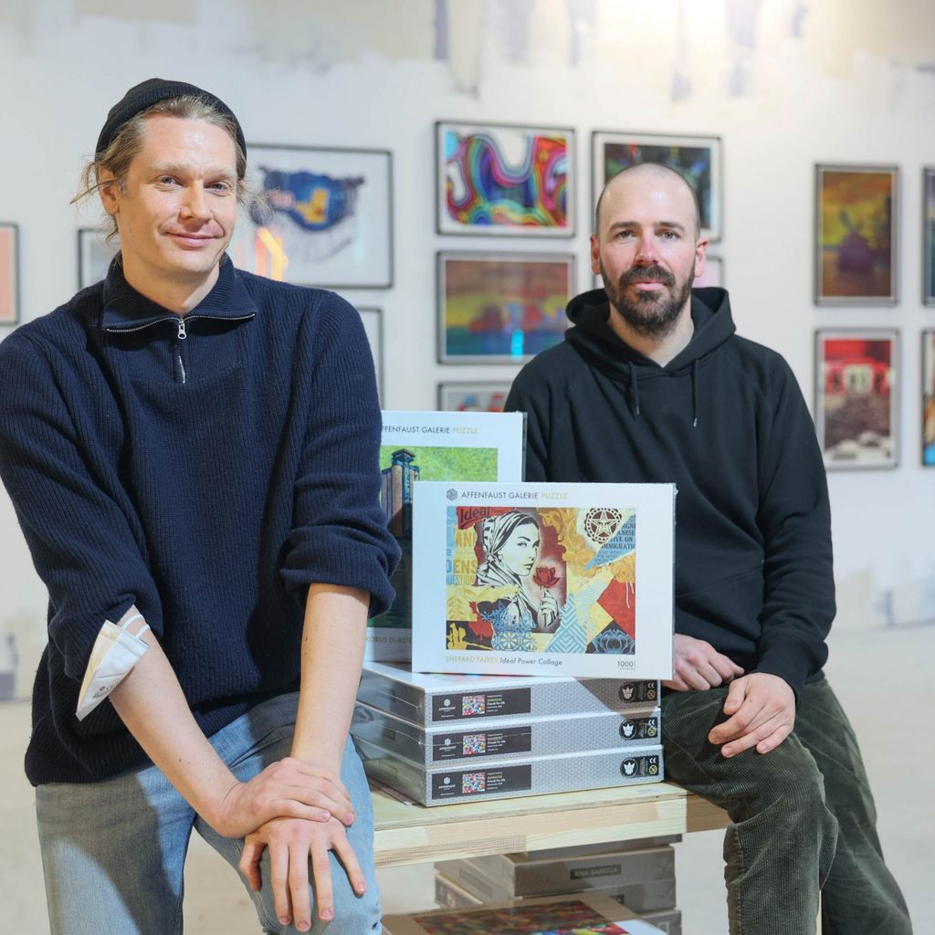Die Galeristen Fred Schäfer (li., 38) und Marcus Schild (35) von der Galerie Affenfaust