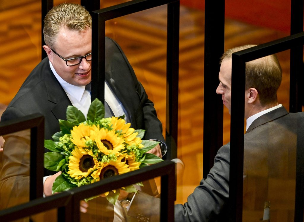 CDU-Mann Dennis Gladiator (l.) bekommt von seinem Fraktionskollegen Dennis Thering einen Geburtstagsgruß – durch die Corona-Schutzscheiben hindurch.