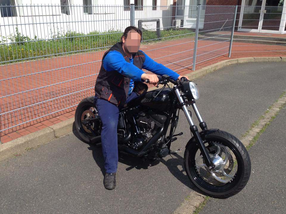 Der 44-jährige Vater auf seinem schweren Motorrad.
