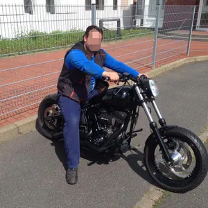 Der 44-jährige Vater auf seinem schweren Motorrad.