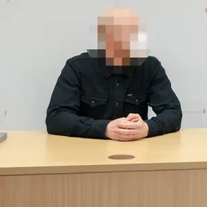 Ein Angeklagter und sein Verteidiger vor Gericht