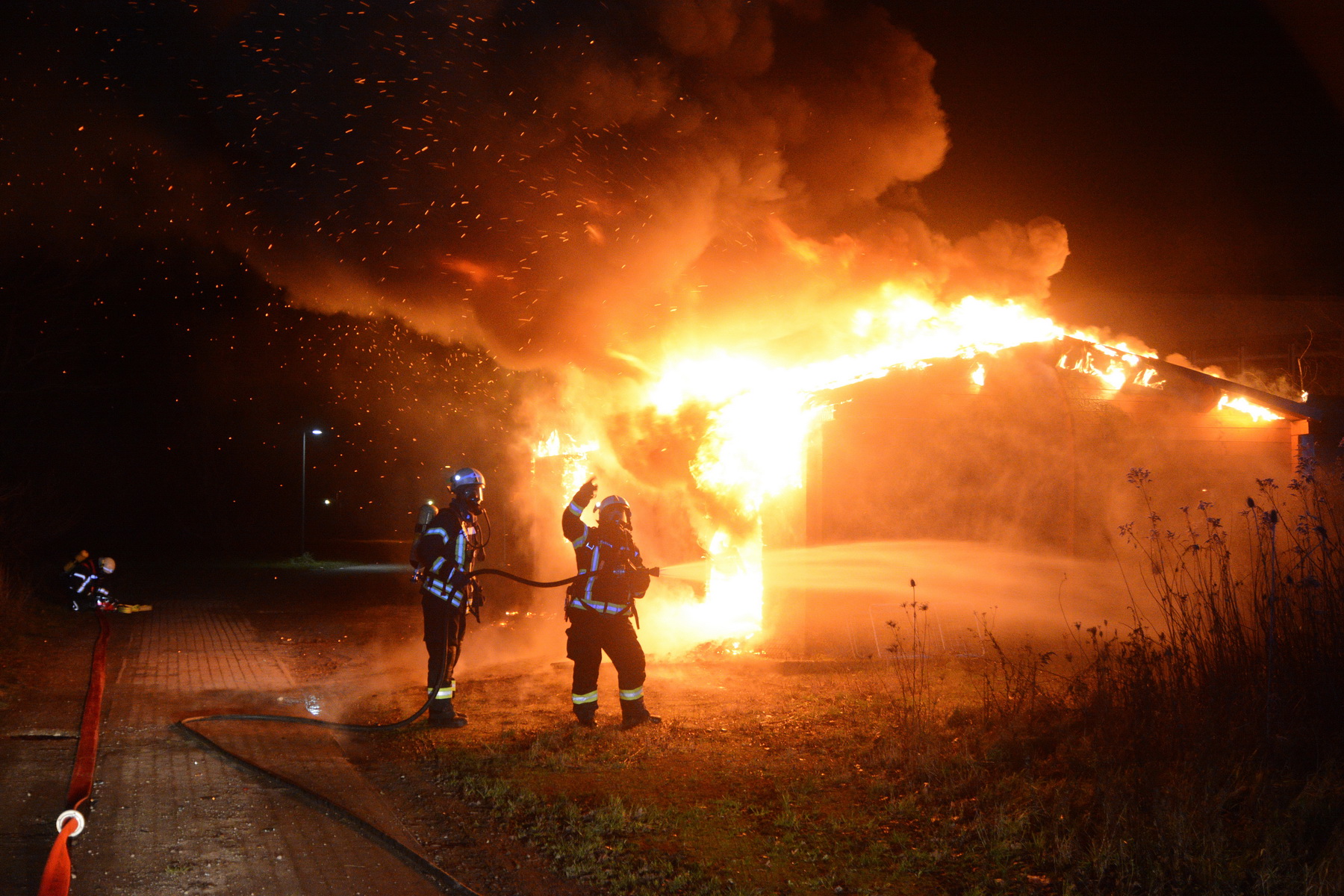 Feuerwehrkräfte bekämpfen die Flammen in Barsbüttel.