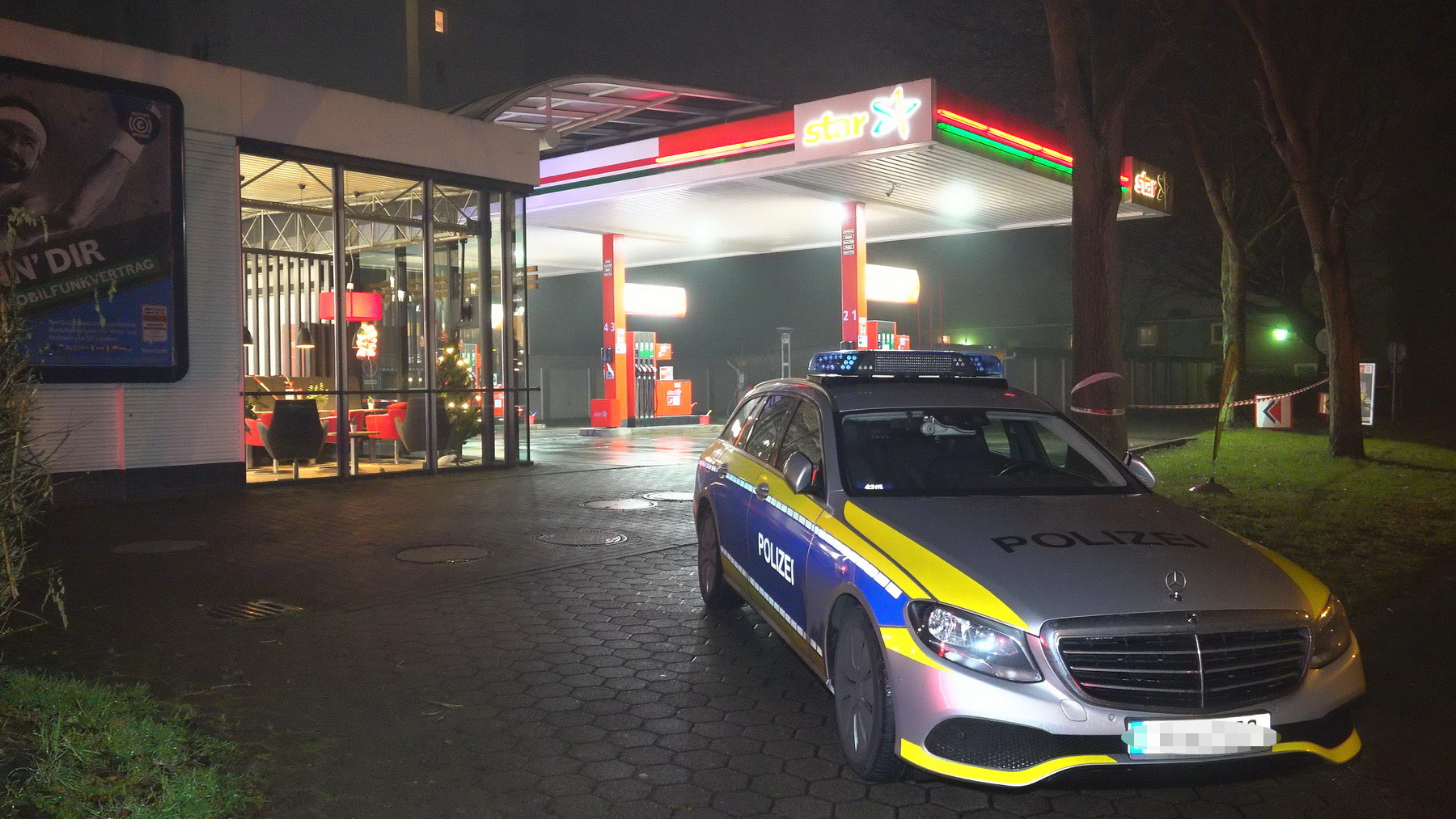 Ein mit einer Schusswaffe bewaffneter Mann hat am Mitttwochabend eine Tankstelle in Billstedt überfallen.