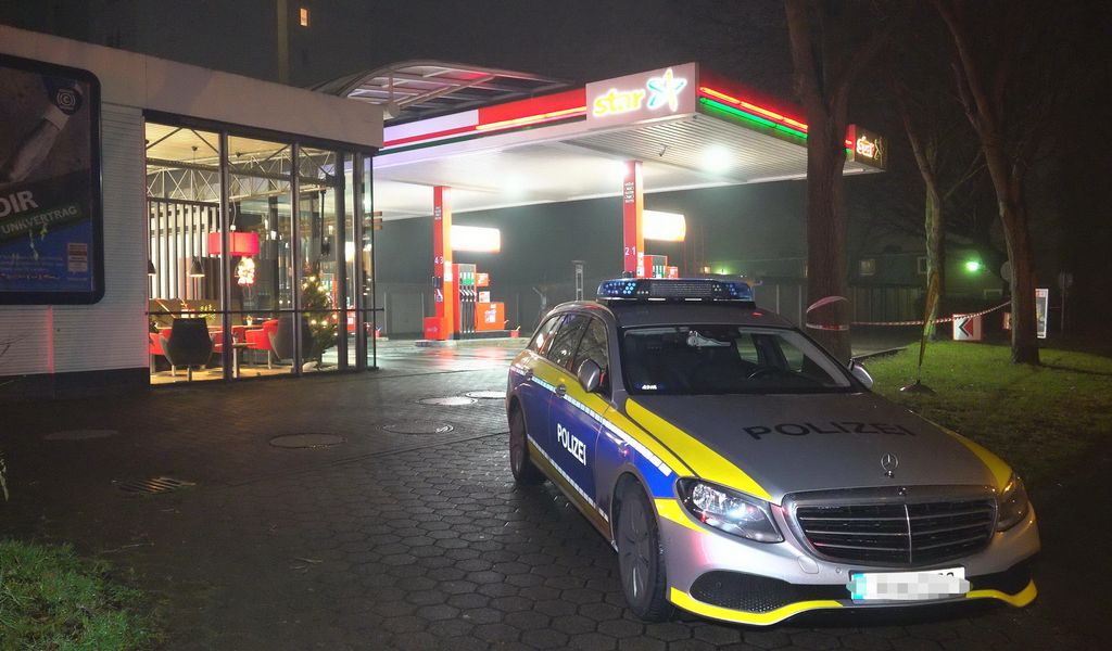 Ein mit einer Schusswaffe bewaffneter Mann hat am Mitttwochabend eine Tankstelle in Billstedt überfallen.