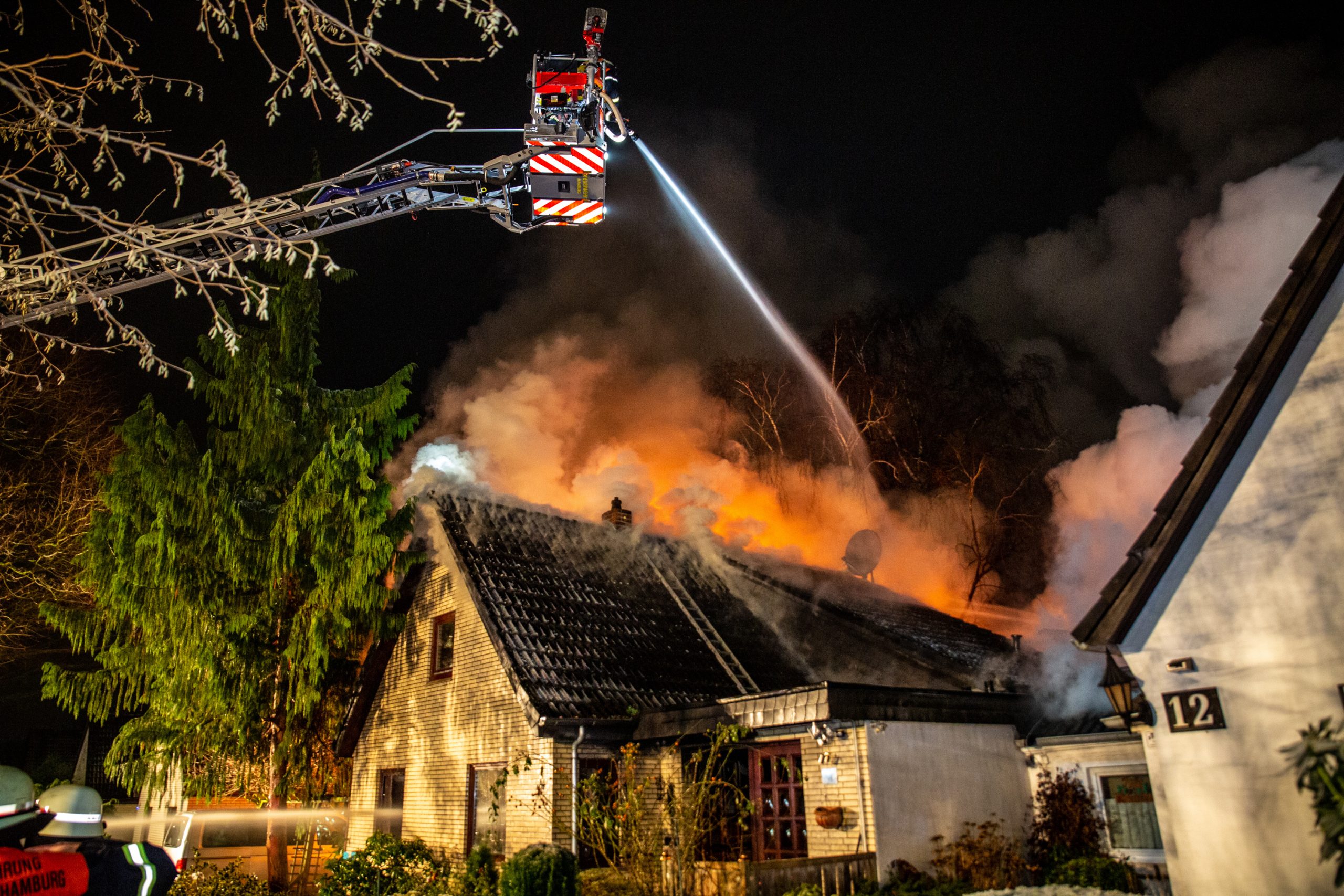 Ein riesiges Feuer in Langenhorn hat das Haus einer fünfköpfigen Familie komplett zerstört.