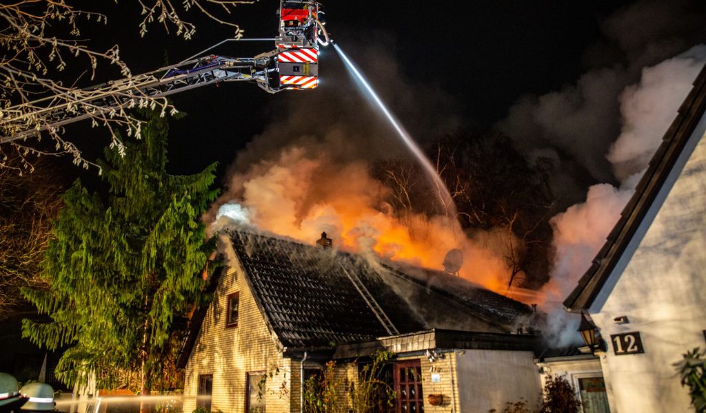 Ein riesiges Feuer in Langenhorn hat das Haus einer fünfköpfigen Familie komplett zerstört.