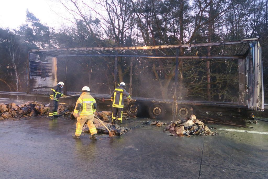 Kräfte der Feuerwehr bei den Nachlöscharbeiten auf der A1.