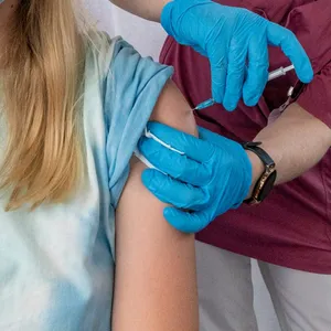 Eine 14-Jährige lässt sich gegen Corona impfen.