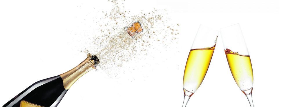 Ein Korken fliegt aus einer Flasche und zwei gefüllt Sekt-Gläser