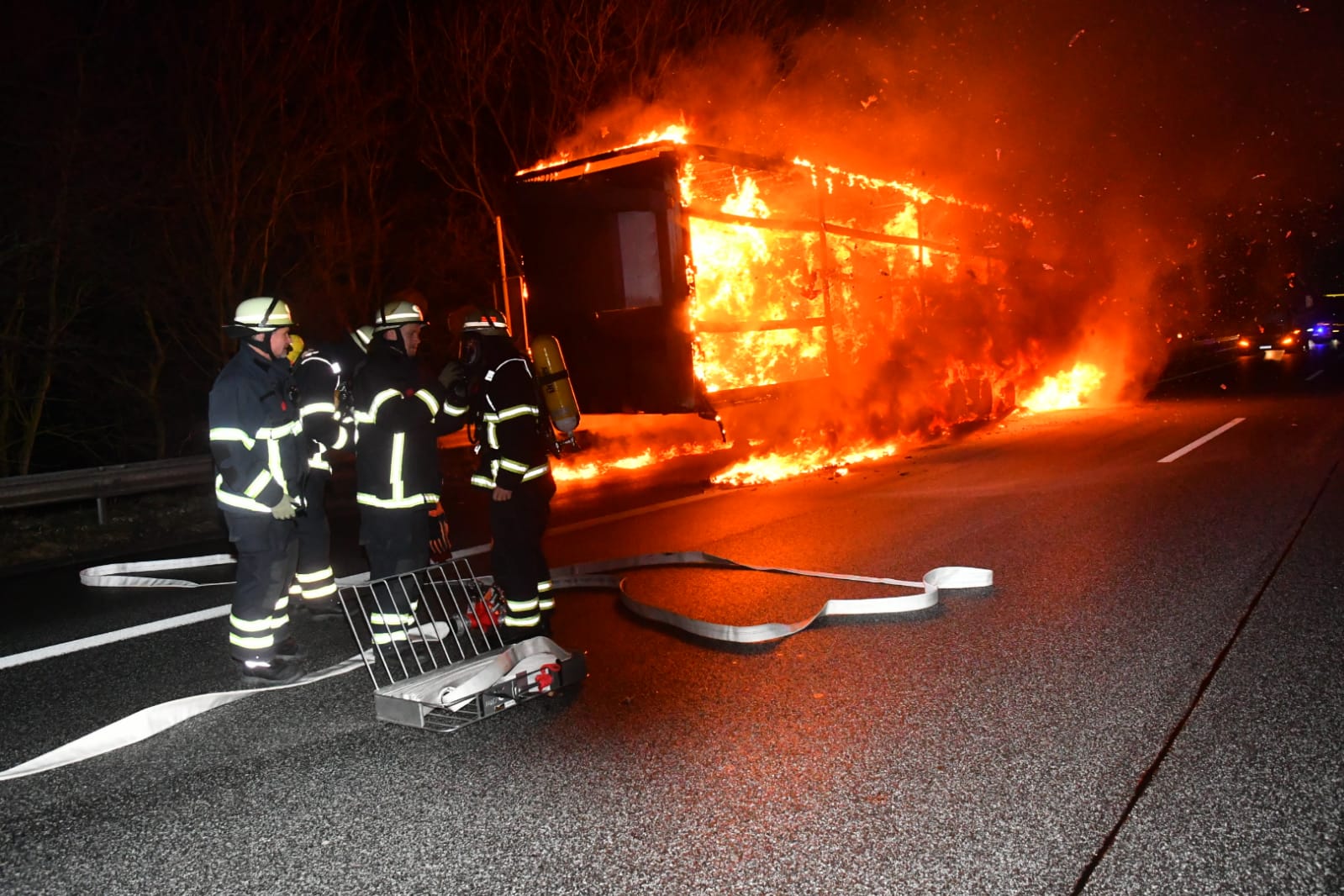 Ein Lkw ist auf der A1 am Donnerstagmorgen in Brand geraten.