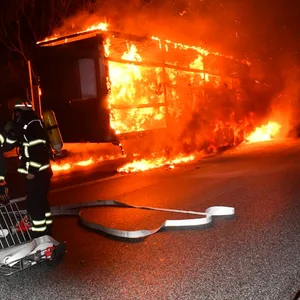 Ein Lkw ist auf der A1 am Donnerstagmorgen in Brand geraten.