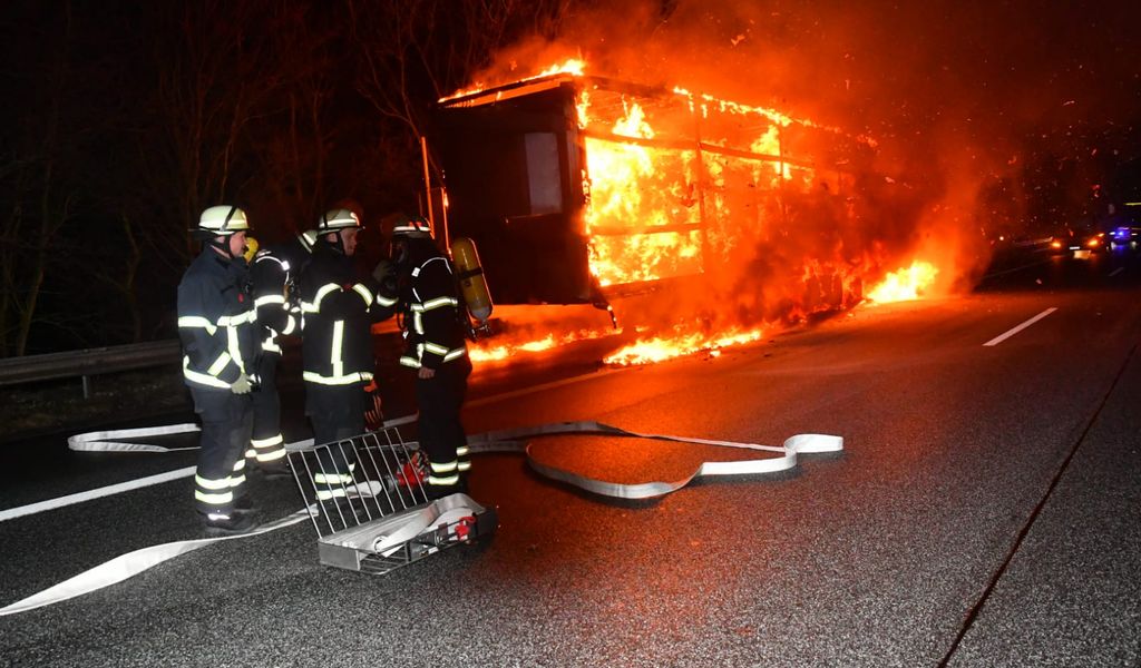 Ein Lkw ist auf der A1 am Donnerstagmorgen in Brand geraten.