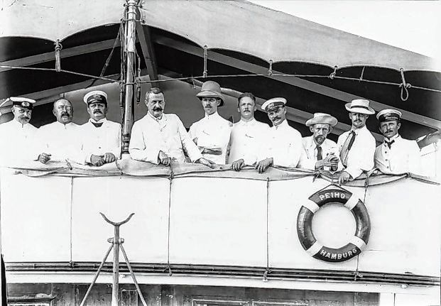 Teilnehmer der Hamburger Südsee-Expedition 1908-1910 an Bord des Dampfers „Peiho“.