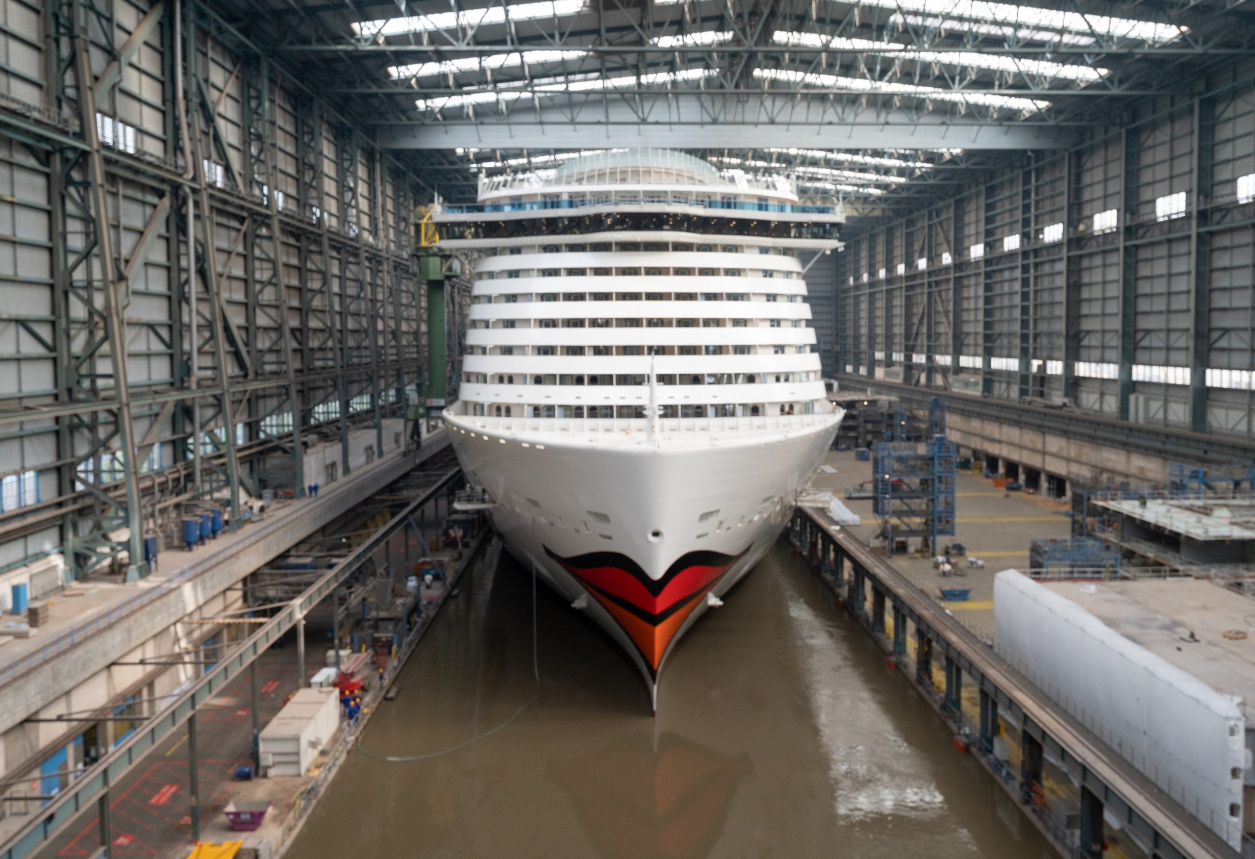 Ein neues Kreuzfahrtschiff verlässt die Meyer Werft in Papenburg (Archivbild).