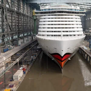 Ein neues Kreuzfahrtschiff verlässt die Meyer Werft in Papenburg (Archivbild).