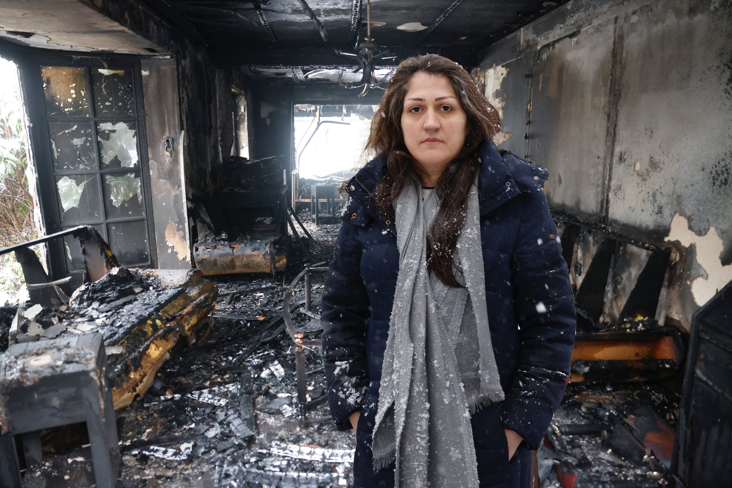 Foto-Montage: Golsa Ferhat und das abgebrannte Wohnzimmer ihres Hauses