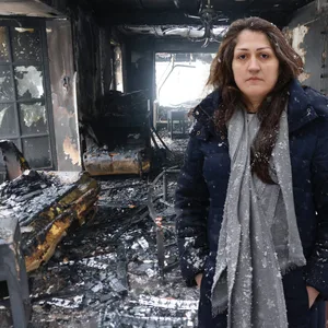 Foto-Montage: Golsa Ferhat und das abgebrannte Wohnzimmer ihres Hauses