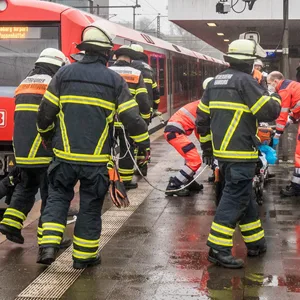 Einsatzkräfte am Bahnhof Landwehr.