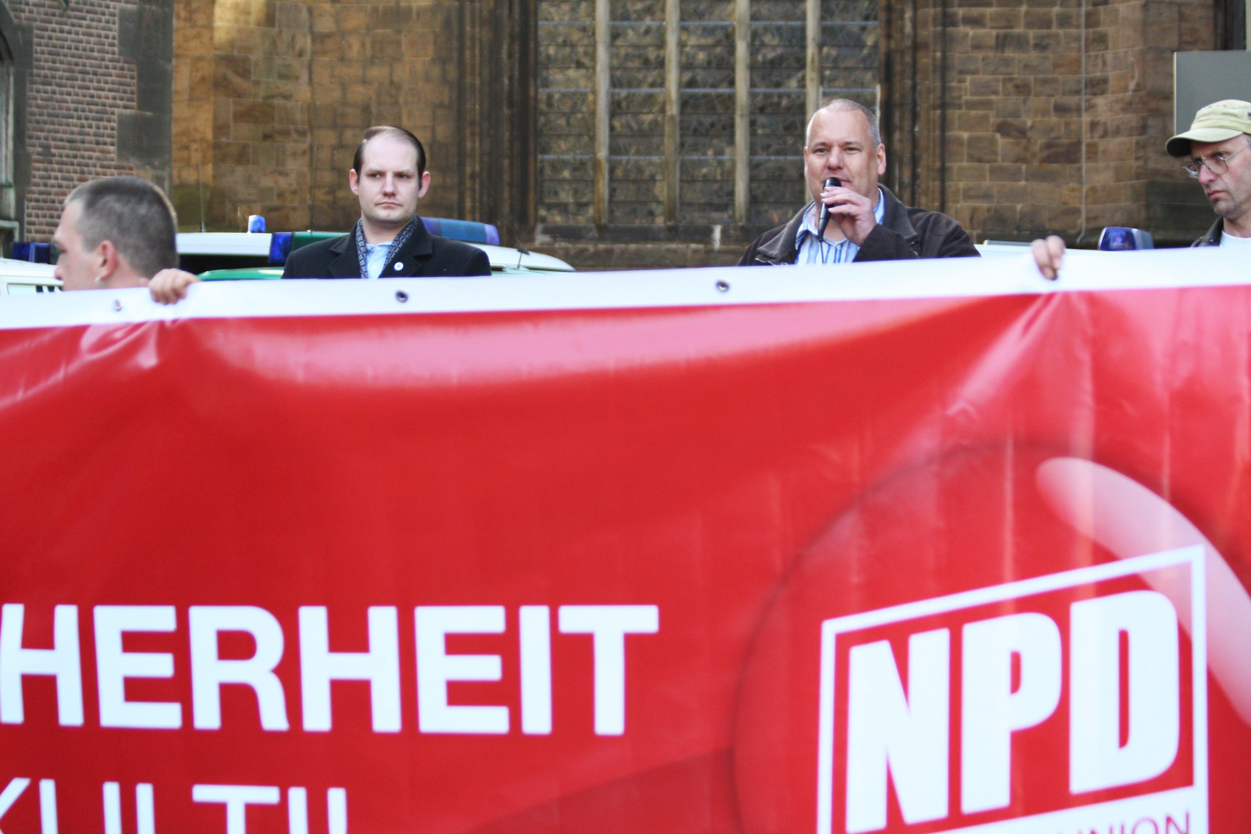 Björn Neumann (2. v. l.) bei einer NPD Wahlkampfveranstaltung in Bremen 2011