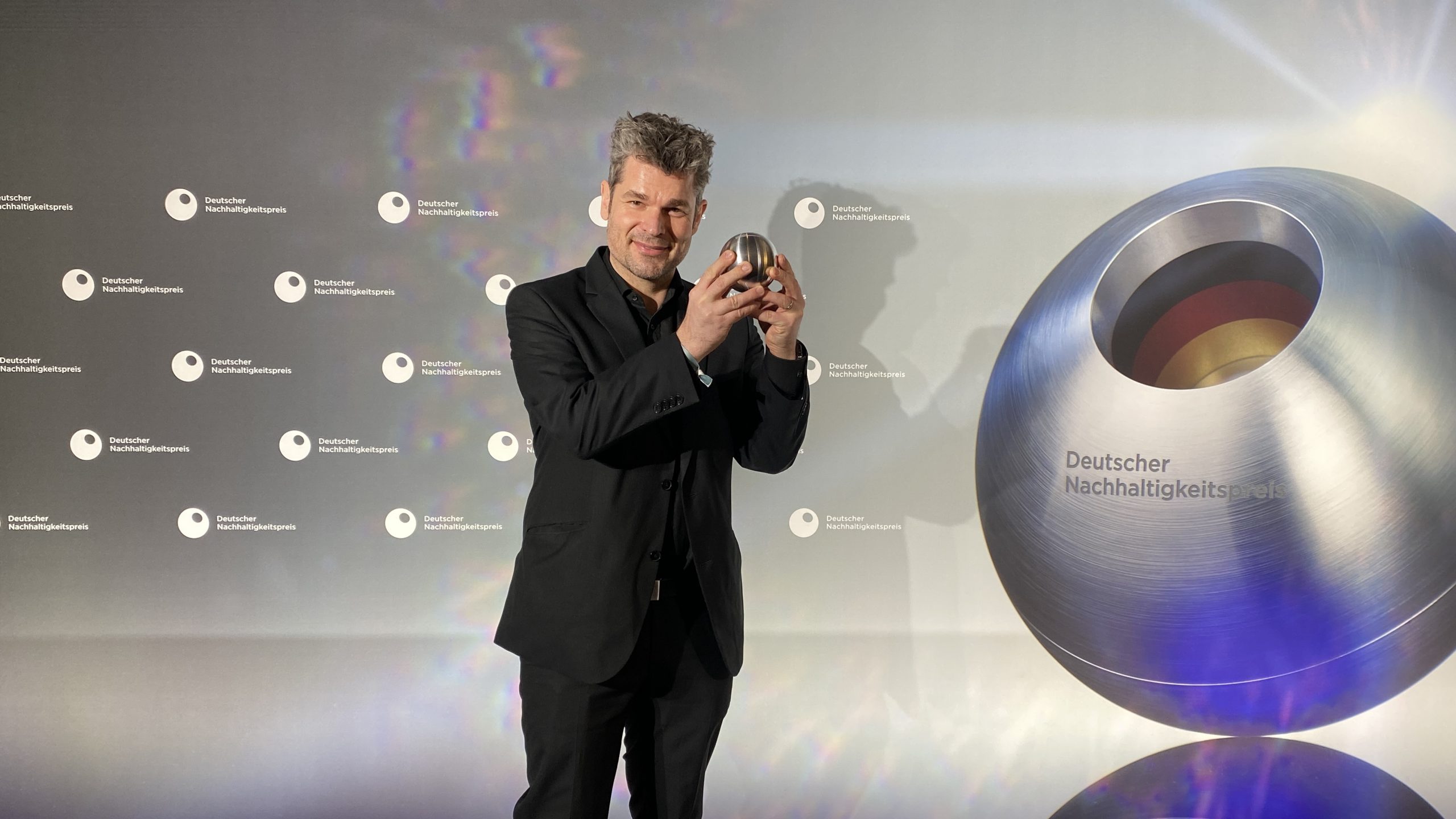 Nikolas Migut, Initiator des Projektes „Corona-StrassenHILFE“ und Gründer von „StrassenBLUES e.V“ mit dem 2. Deutschen Nachhaltigkeitspreis Design.