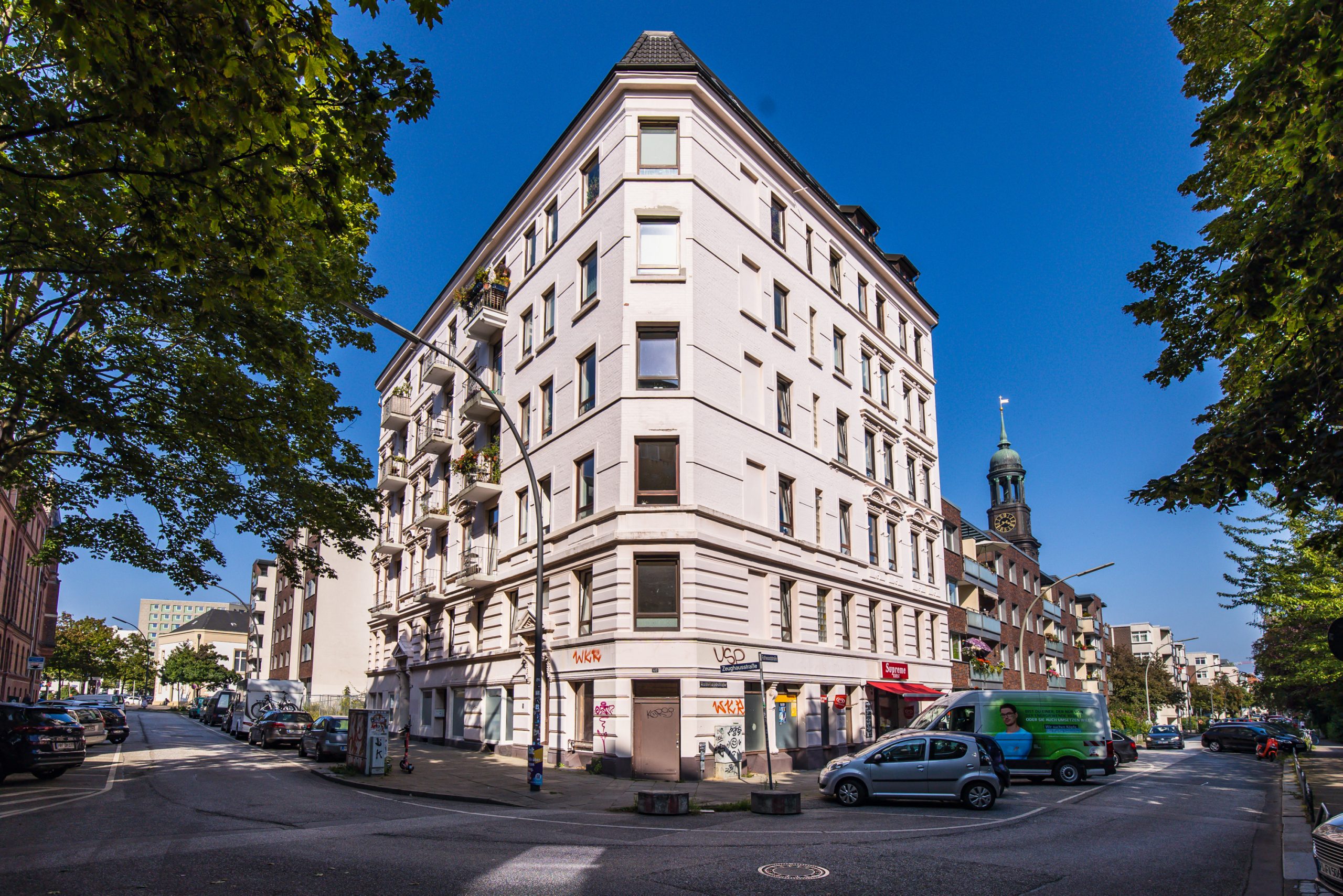Wohnhaus Zeughausstraße, Gründerzeithaus mit weiß verputzter Fassade